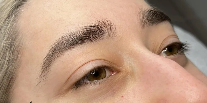 Deluxe maderoterapia s farbením a úpravou obočia