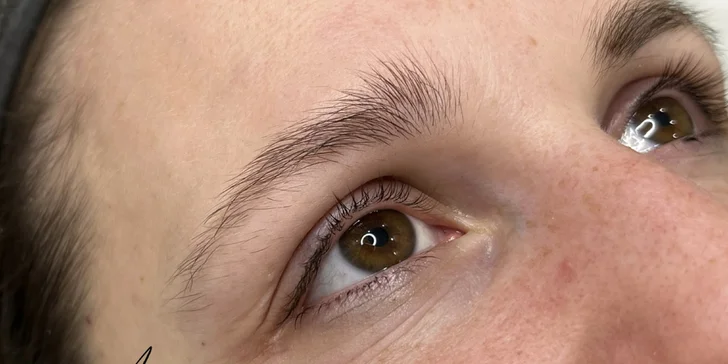 Deluxe maderoterapia s farbením a úpravou obočia