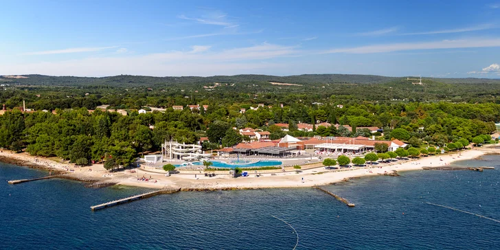Relaxujte na Istrii: 3* rezort priamo pri pláži, raňajky alebo polpenzia, bazén