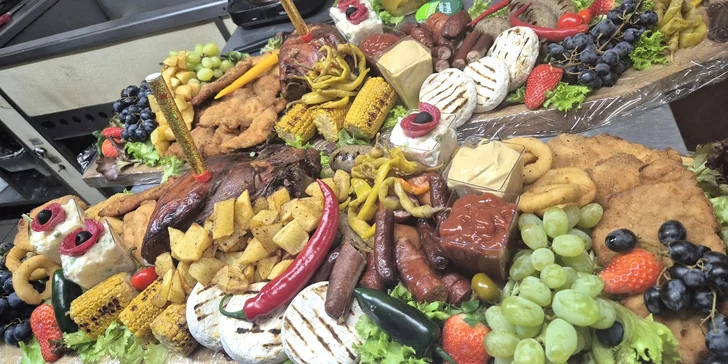Dosky plné mäsových špecialít pre 8 až 15 osôb s donáškou v cene: mäso, syry aj prílohy