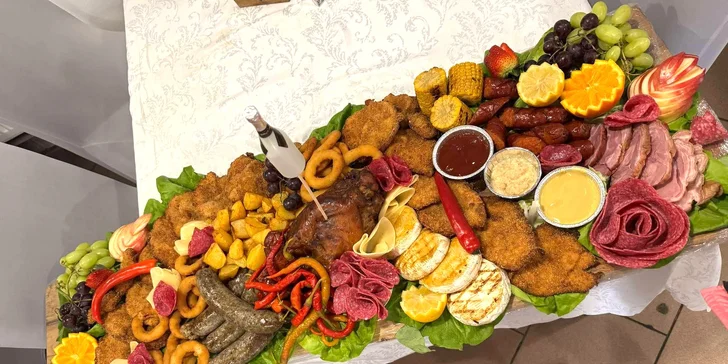 Dosky plné mäsových špecialít pre 8 až 15 osôb s donáškou v cene: mäso, syry aj prílohy