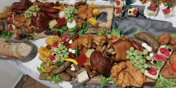 Dosky plné mäsových špecialít pre 8 až 15 osôb s donáškou v cene: mäso, syry aj prílohy