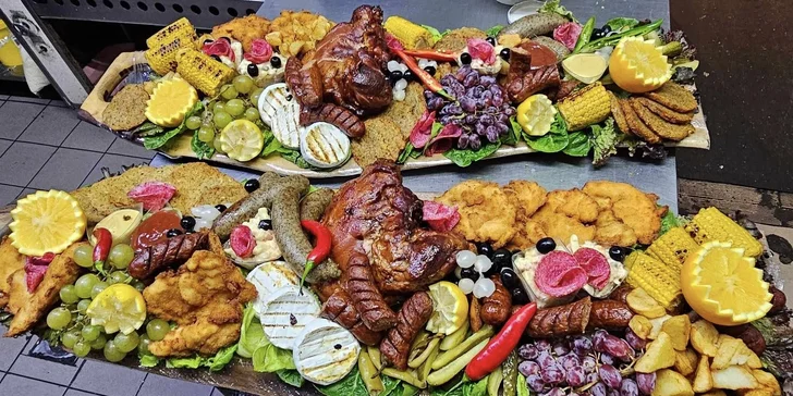 Dosky plné mäsových špecialít pre 8 až 15 osôb s donáškou v cene: mäso, syry aj prílohy