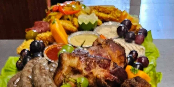 Dosky plné mäsových špecialít pre 8 až 15 osôb s donáškou v cene: mäso, syry aj prílohy