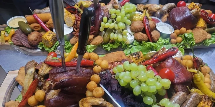 Dosky plné mäsových špecialít pre 8 až 15 osôb s donáškou v cene: mäso, syry aj prílohy