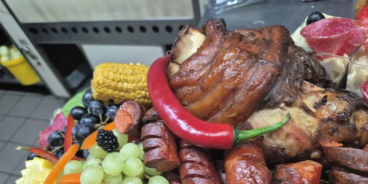 Dosky plné mäsových špecialít pre 8 až 15 osôb s donáškou v cene: mäso, syry aj prílohy