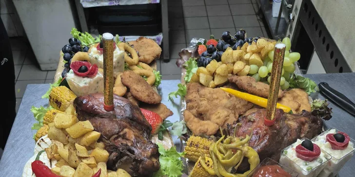 Dosky plné mäsových špecialít pre 8 až 15 osôb s donáškou v cene: mäso, syry aj prílohy