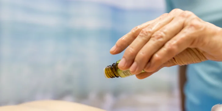 Antistresová masáž hlavy, aroma masáž, ajurvédska masáž, masáž morskými mušľami