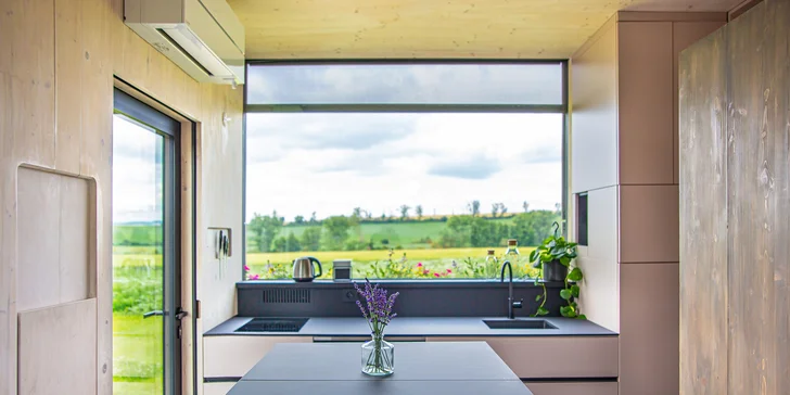 Netradičné ubytovanie v ulite: domček s premyslenými detailmi až pre 5 osôb