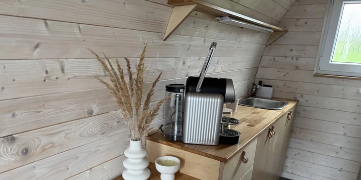 Pobyt pri obore s danielmi v Lužických horách: tiny house aj s raňajkami pre 2 osoby