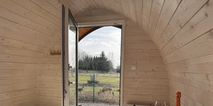 Pobyt pri obore s danielmi v Lužických horách: tiny house aj s raňajkami pre 2 osoby