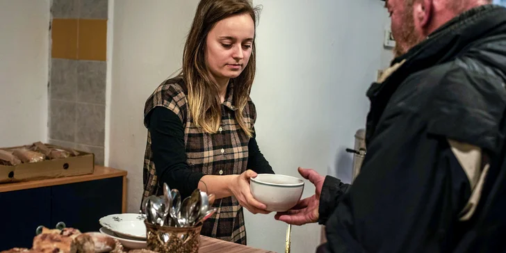 Darujte teplé jedlo a pomôžte ľuďom bez domova prežiť zimu!