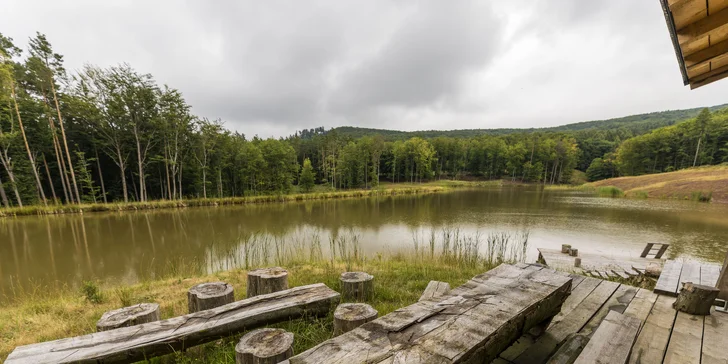Zážitkové ubytovanie v prírode: zrub až pre 5 s pozorovaním zveri