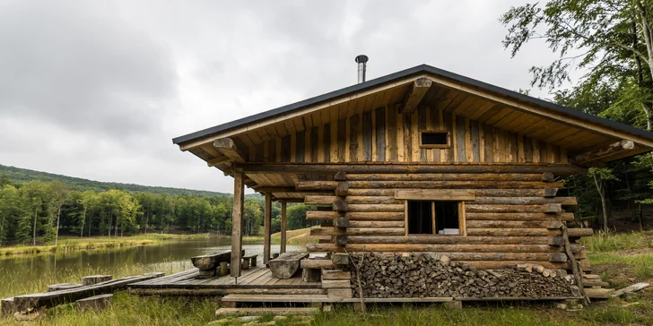 Zážitkové ubytovanie v prírode: zrub až pre 5 s pozorovaním zveri
