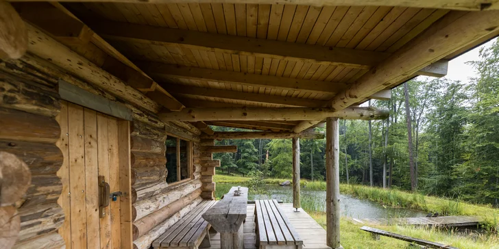 Zážitkové ubytovanie v prírode: zrub až pre 5 s pozorovaním zveri