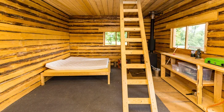 Zážitkové ubytovanie v prírode: zrub až pre 5 s pozorovaním zveri