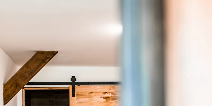 Romantika v Jizerkách: krásne ubytovanie v stodole s možnosťou raňajok, výhľady do krajiny