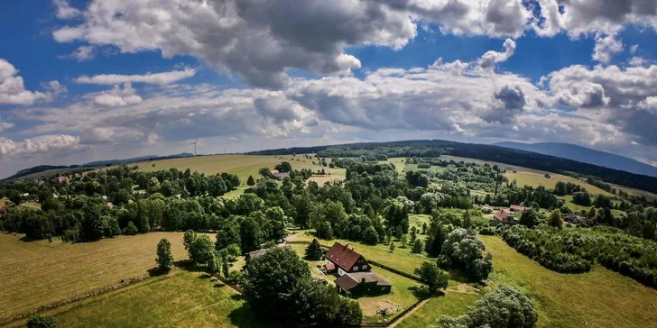 Romantika v Jizerkách: krásne ubytovanie v stodole s možnosťou raňajok, výhľady do krajiny