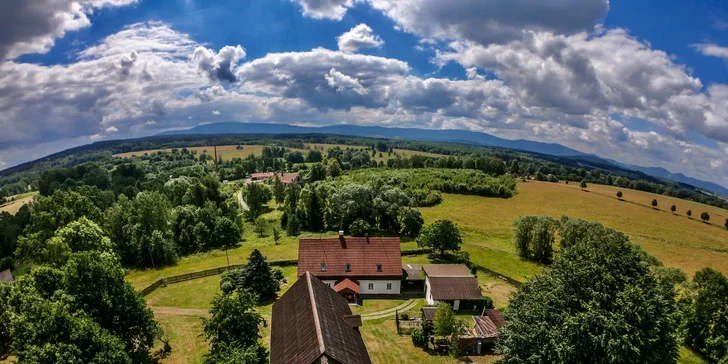 Romantika v Jizerkách: krásne ubytovanie v stodole s možnosťou raňajok, výhľady do krajiny