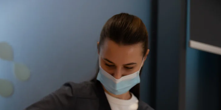 IPL ošetrenie akné a pigmentácie alebo neinvazívny lifting viečok