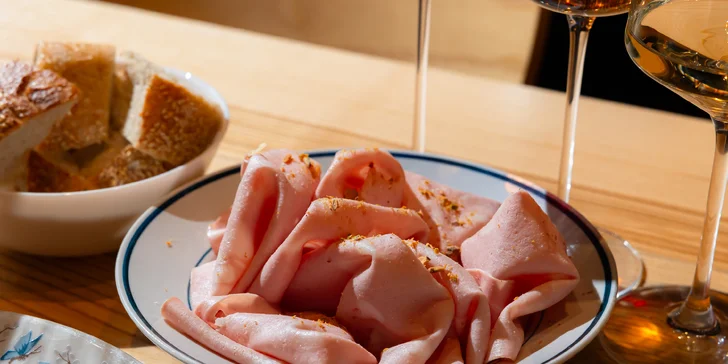 Degustácia vína so someliérom vrátane občerstvenia