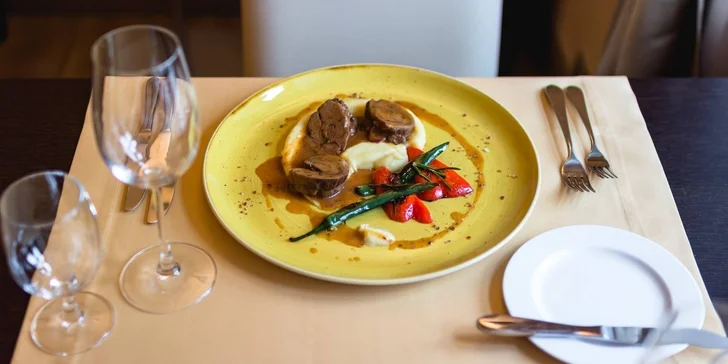 Vstup do wellness, 4-chodová večera alebo romantický večer pre 2 osoby vo Ville Nečas