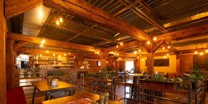 Mäsové špeciality z grilu, burger či street food: bravčové koleno sous vide, kuracie krídelká či Fish and Chips