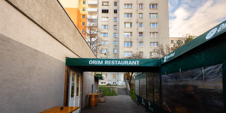 Mäsové špeciality z grilu, burger či street food: bravčové koleno sous vide, kuracie krídelká či Fish and Chips