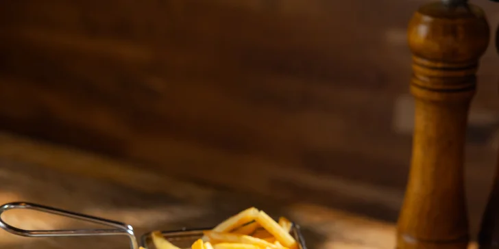 Mäsové špeciality z grilu, burger či street food: bravčové koleno sous vide, kuracie krídelká či Fish and Chips