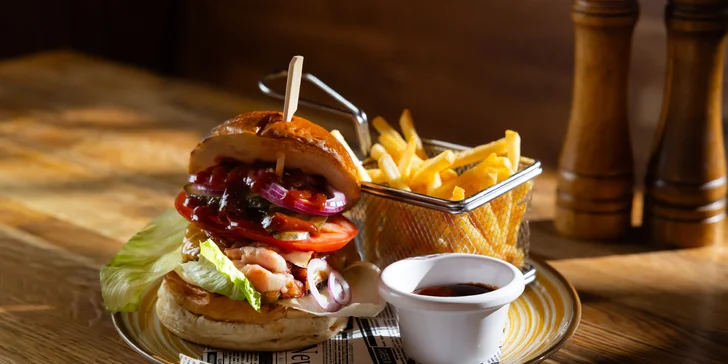 Mäsové špeciality z grilu, burger či street food: bravčové koleno sous vide, kuracie krídelká či Fish and Chips