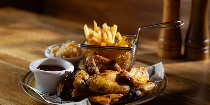 Mäsové špeciality z grilu, burger či street food: bravčové koleno sous vide, kuracie krídelká či Fish and Chips