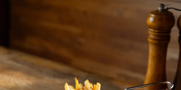 Mäsové špeciality z grilu, burger či street food: bravčové koleno sous vide, kuracie krídelká či Fish and Chips