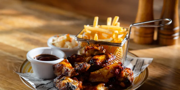 Mäsové špeciality z grilu, burger či street food: bravčové koleno sous vide, kuracie krídelká či Fish and Chips