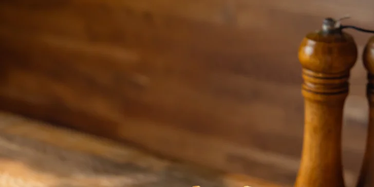 Mäsové špeciality z grilu, burger či street food: bravčové koleno sous vide, kuracie krídelká či Fish and Chips