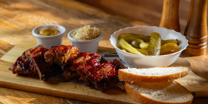 Mäsové špeciality z grilu, burger či street food: bravčové koleno sous vide, kuracie krídelká či Fish and Chips