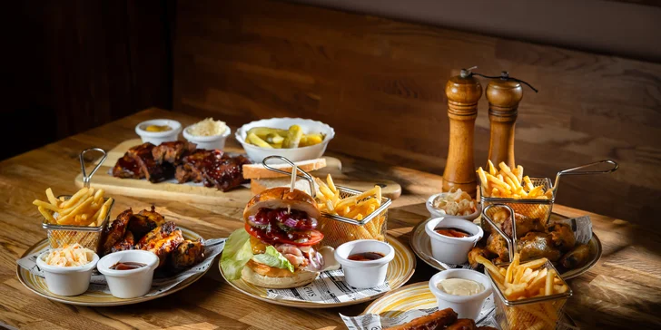 Mäsové špeciality z grilu, burger či street food: bravčové koleno sous vide, kuracie krídelká či Fish and Chips