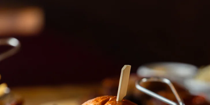 Mäsové špeciality z grilu, burger či street food: bravčové koleno sous vide, kuracie krídelká či Fish and Chips