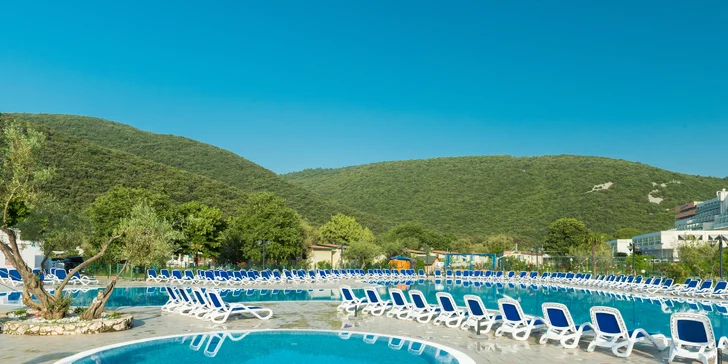 Dovolenka v chorvátskom zálive Rabac: 4* hotel 150 m od pláže, strava aj bazény