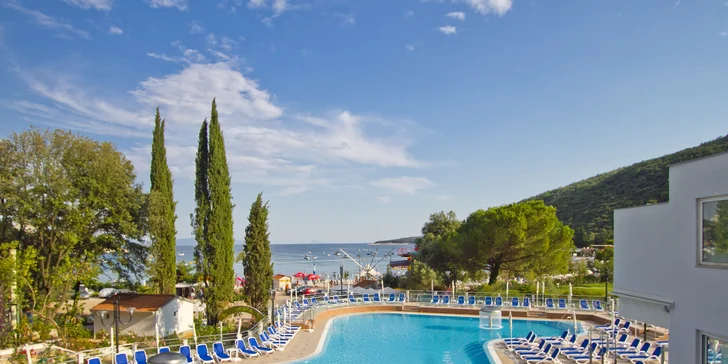 Dovolenka v chorvátskom zálive Rabac: 4* hotel 150 m od pláže, strava aj bazény