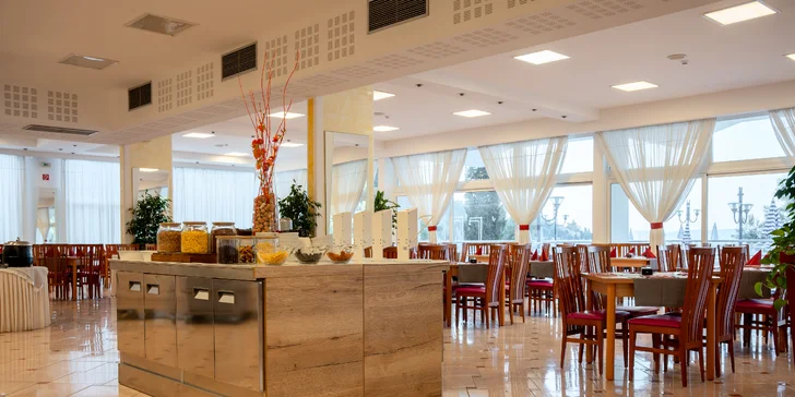 Dovolenka v chorvátskom zálive Rabac: 4* hotel 150 m od pláže, strava aj bazény