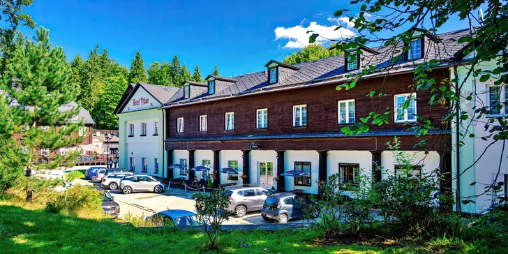 Krásna príroda a pokoj Karlovej Studánky: polpenzia aj vstup do bazéna a Thermal Parku