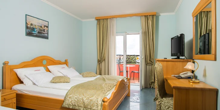 Leto v Dalmácii: hotel 2 minúty od pláže, strava, bazén a 2 deti zdarma