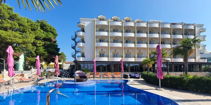 Leto v Dalmácii: hotel 2 minúty od pláže, strava, bazén a 2 deti zdarma