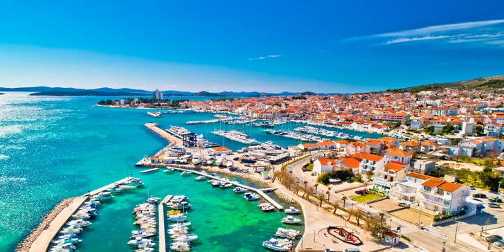 Leto v Dalmácii: hotel 2 minúty od pláže, strava, bazén a 2 deti zdarma