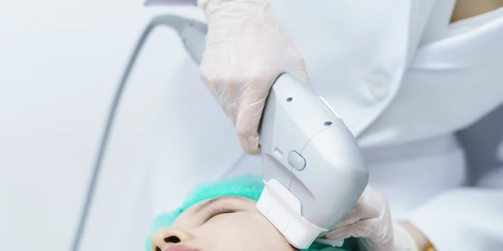 Omladenie bez chirurgického zákroku: HIFU ošetrenie celej tváre a podbradku