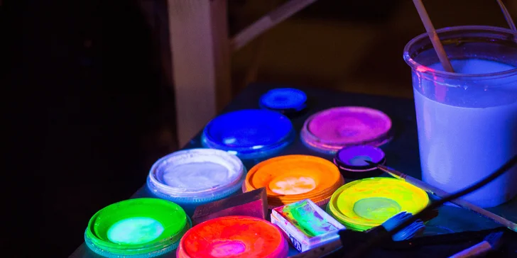 Zážitkové maľovanie obrazov: neónové alebo odtlačkami rastlín, skupinové alebo aj individuálne