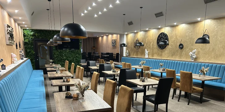 Pobyt v centre Chomutova: historický hotel s raňajkami alebo polpenziou