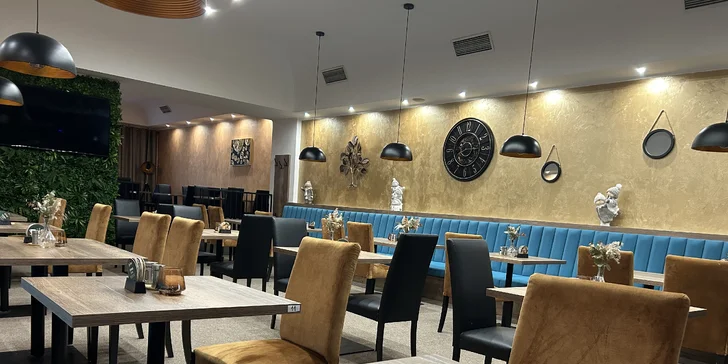 Pobyt v centre Chomutova: historický hotel s raňajkami alebo polpenziou