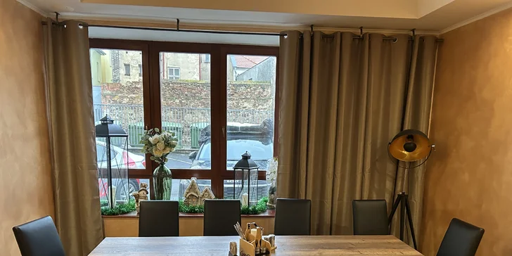 Pobyt v centre Chomutova: historický hotel s raňajkami alebo polpenziou