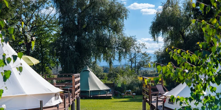 Glamping v poľských Krkonošiach: stanové mestečko neďaleko Jeleniej Hory, výlety do prírody